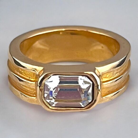 Vintage Ring Size 5 Textured Gold Tone Band Clear Crystal New Old Stock 9W - Picture 2 of 3